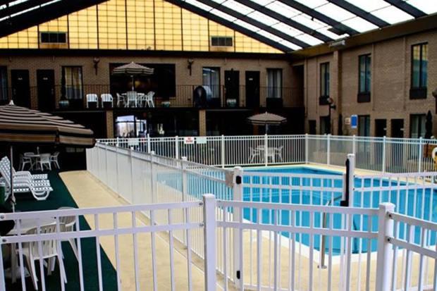 Gold Vault Inn Radcliff 外观 照片