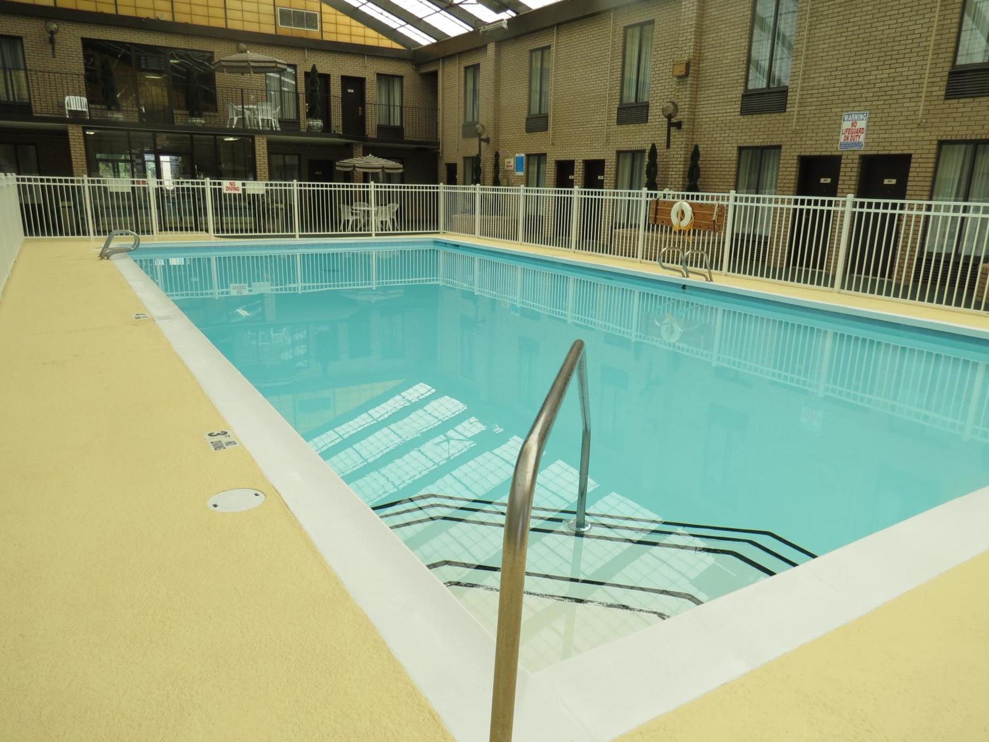 Gold Vault Inn Radcliff 外观 照片