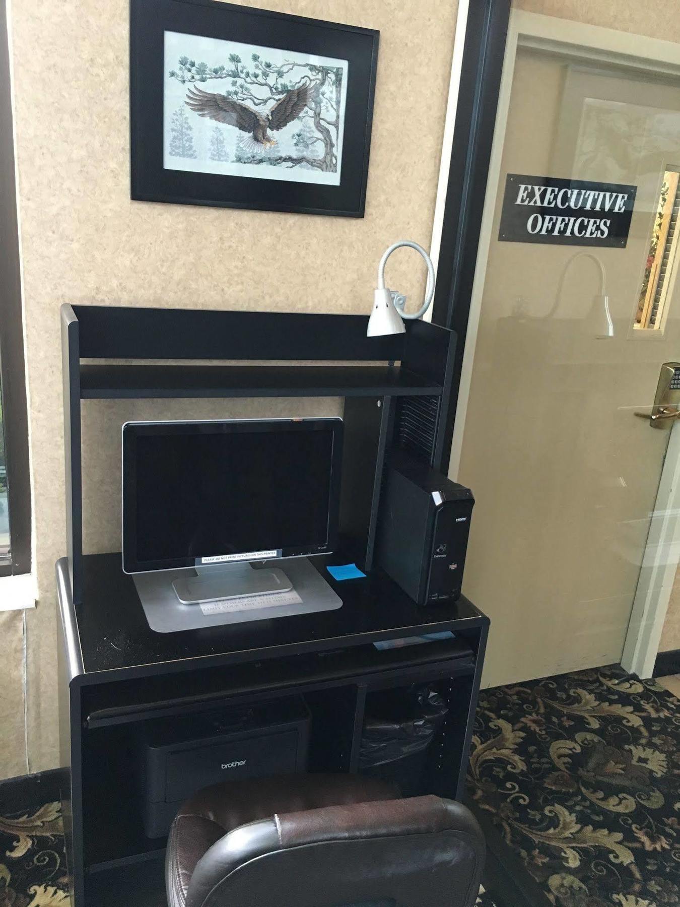 Gold Vault Inn Radcliff 外观 照片